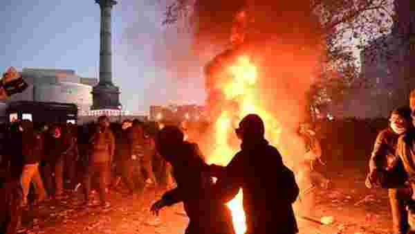 Paris yanıyor! Binlerce kişi sokaklara döküldü, Fransız polisi göstericilere sert müdahalede bulunuyor