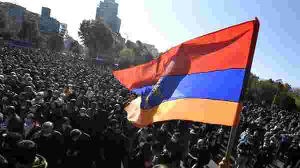 Ermenistan'daki Paşinyan karşıtı protestolar 3'üncü gününe girdi! Ülkede iç savaş an meselesi