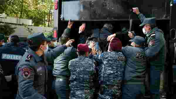 Ermenistan'daki Paşinyan karşıtı protestolar 3'üncü gününe girdi! Ülkede iç savaş an meselesi