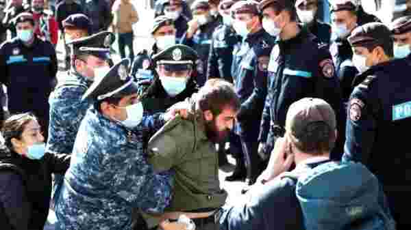 Paşinyan karşıtı protestolar 3'üncü gününe girdi! İç savaşın eşiğindeki Ermenistan'da Savunma Bakanlığı Sözcüsü istifa etti