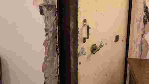 Perili bir evde yaşadığını düşünen adam, duvarların arasında gizli kasa buldu