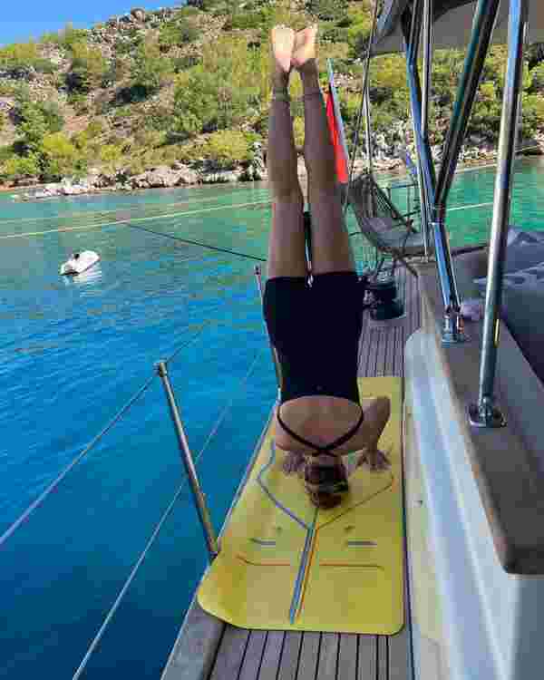 Pınar Altuğ, teknede amuda kalktı #2