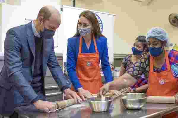 Prens William ve Kate Middleton mutfakta: Hint yemekleri pişirdiler #1