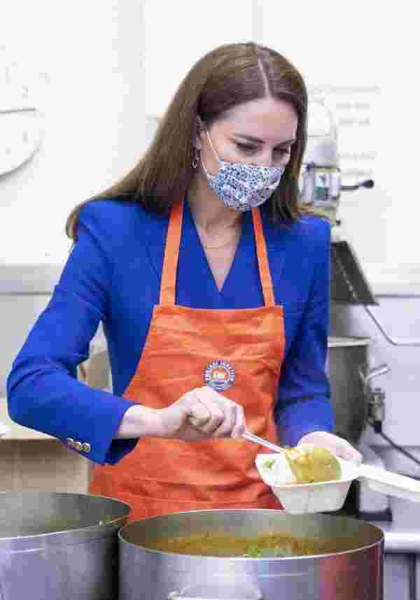 Prens William ve Kate Middleton mutfakta: Hint yemekleri pişirdiler #3