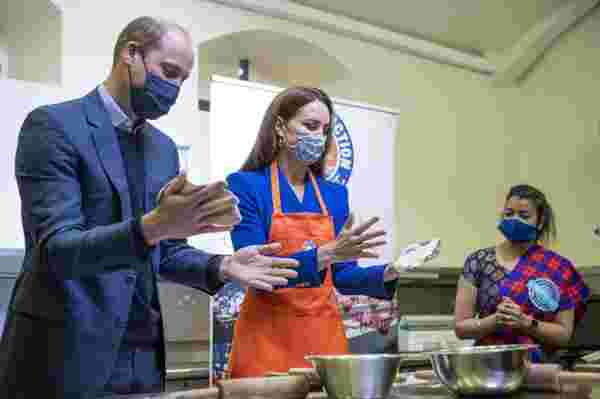 Prens William ve Kate Middleton mutfakta: Hint yemekleri pişirdiler #5