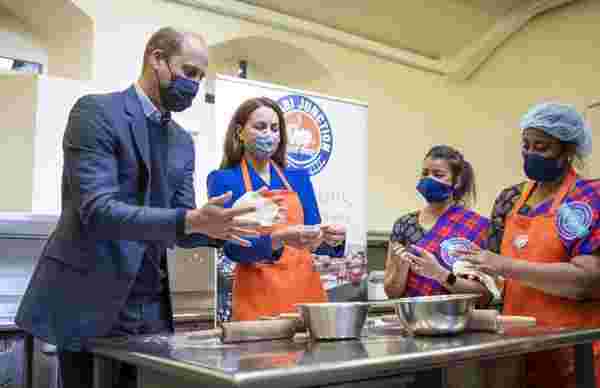 Prens William ve Kate Middleton mutfakta: Hint yemekleri pişirdiler #6