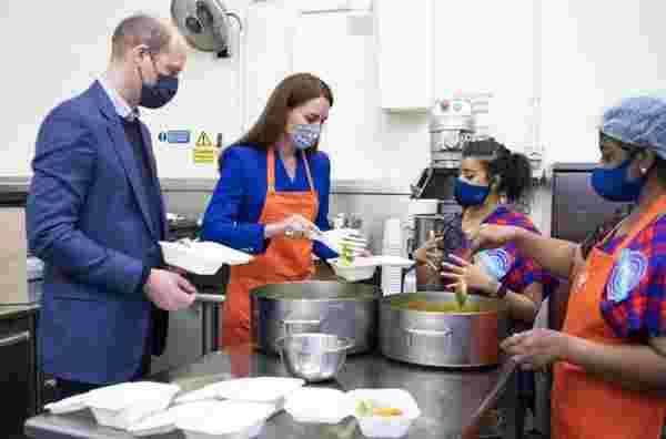 Prens William ve Kate Middleton mutfakta: Hint yemekleri pişirdiler #8