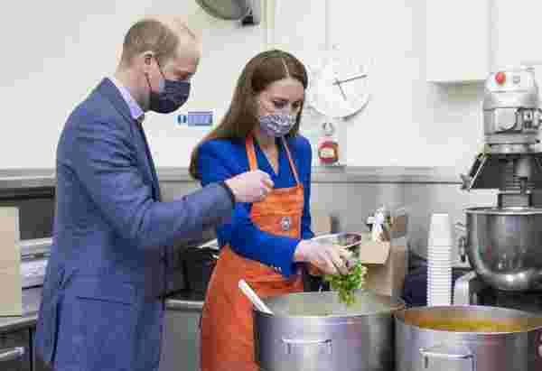 Prens William ve Kate Middleton mutfakta: Hint yemekleri pişirdiler #10