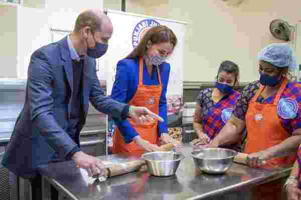 Prens William ve Kate Middleton mutfakta: Hint yemekleri pişirdiler #12