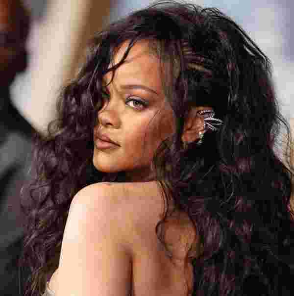 Rihanna katıldığı etkinlikte göz doldurdu #1