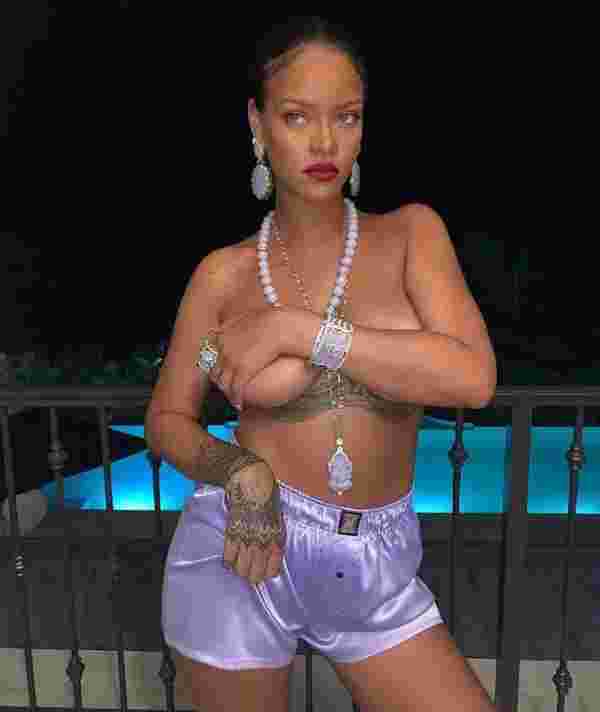 Rihanna’nın üstsüz paylaşımı diplomatik krize neden oldu #1