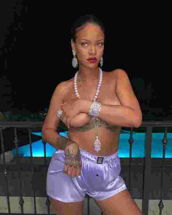 Rihanna üstsüz poz verdi #1