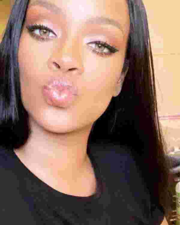 Rihanna üstsüz poz verdi #2