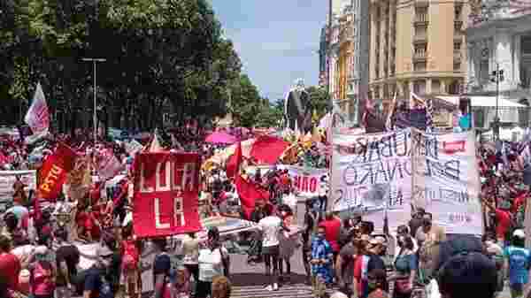 RİO DE JANEİRO - Brezilya'da binlerce gösterici Bolsonaro'nun azledilmesi talebiyle gösteri yaptı