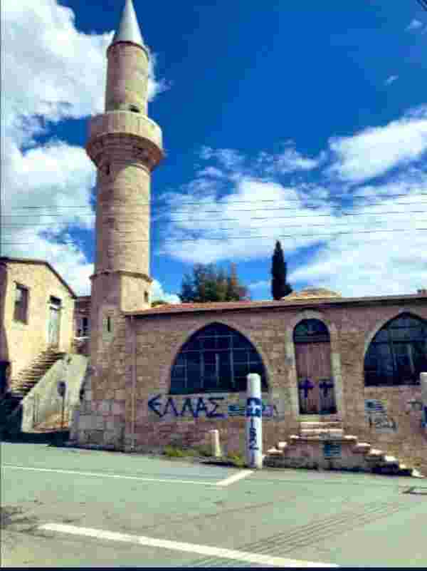 Rum Kesimi'nde camiye 'haç' resmi çizip, 'Türklere ölüm' tehditleri yazıldı