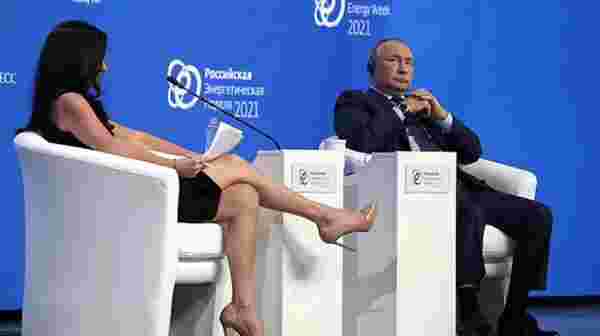 Rus televizyonundan Putin'in karşısına oturan ABD'li gazeteciye tepki: Bacaklarıyla ne yapıyor?