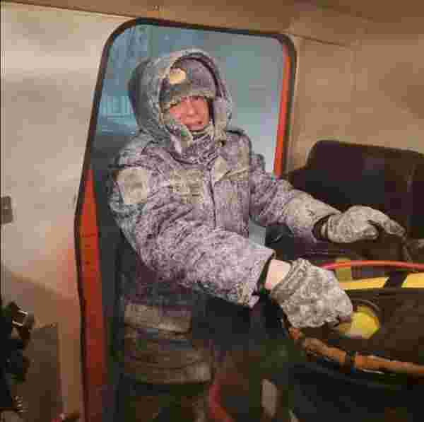 Rusya'da itfaiyeciler eksi 55 derecede buz tutan kıyafetlerini çekiçle kırdı