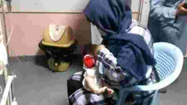 Saldırıda yetim kalan bebekleri emziren Afgan kadın, görenlere duygu dolu anlar yaşattı