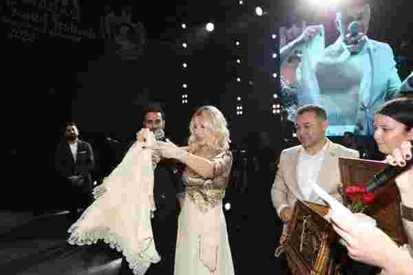 Seda Sayan, Antalya da konser verdiği sahnede çeyiz sandığı hediyesi aldı #4