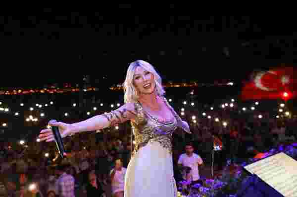 Seda Sayan, Antalya da konser verdiği sahnede çeyiz sandığı hediyesi aldı #5
