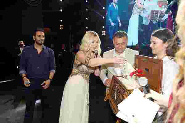 Seda Sayan, Antalya da konser verdiği sahnede çeyiz sandığı hediyesi aldı #7