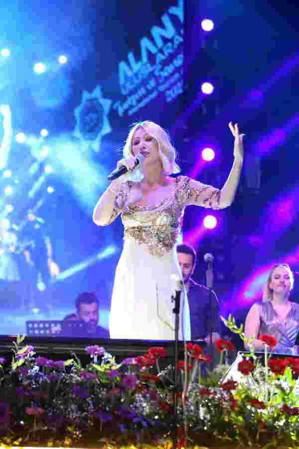 Seda Sayan, Antalya da konser verdiği sahnede çeyiz sandığı hediyesi aldı #9