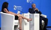 Rus televizyonundan Putin'in karşısına oturan ABD'li gazeteciye tepki: Bacaklarıyla ne yapıyor?