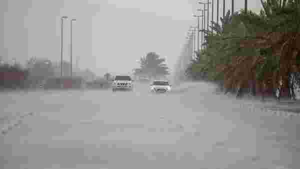 Sıcaklıkların 50 dereceye çıktığı Dubai'de drone'lar yardımıyla yapay yağmur yağdırıldı