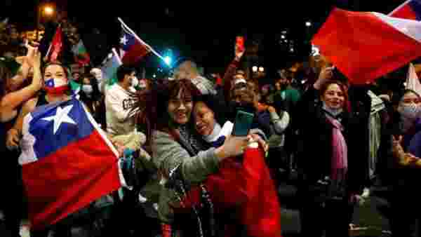 Şili'de halk, Pinochet devrinden kalma anayasanın yeniden yazılmasına 'Evet' dedi