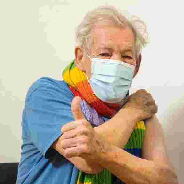Sir Ian McKellen, koronavirüs aşısı oldu #3