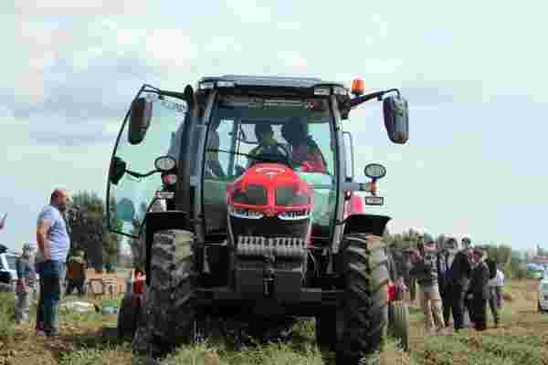 Sivas Valisi Ayhan traktörle patates hasadı yaptı