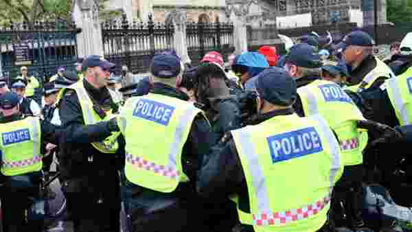 Siyahilere iki misli fazla ceza kestiği ortaya çıkan Londra polisi ayrımcılıkla suçlanıyor