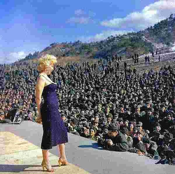 Marilyn Monroe Kore'deki askerleri moral amaçlı ziyaret ediyor, 1954