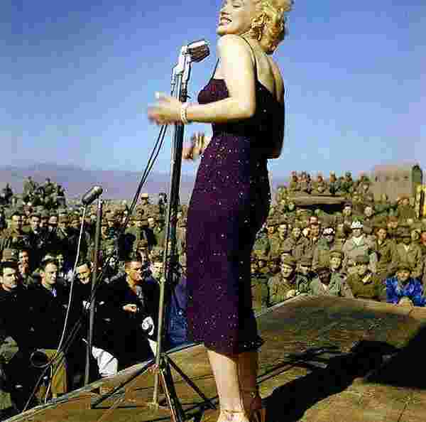 Marilyn Monroe Kore'deki askerleri moral amaçlı ziyaret ediyor, 1954