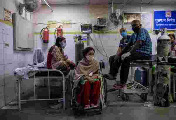 Son 24 saatte 200 binden fazla vakanın görüldüğü Hindistan'da artık iki hasta aynı yatakta tedavi görüyor