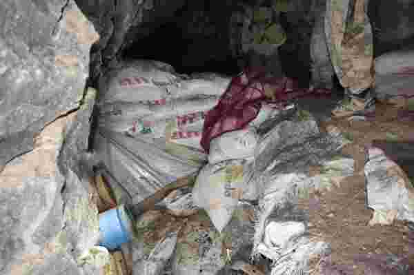 Son dakika... Ağrı Dağı'nda teröristlerin kullandığı mağarada yaşam malzemeleri ele geçirildi