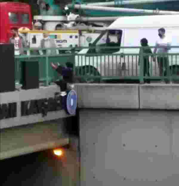 Son Dakika | Bursa'da köprüden atlamak isteyen genç kız, polis ekipleri tarafından son anda kurtarıldı