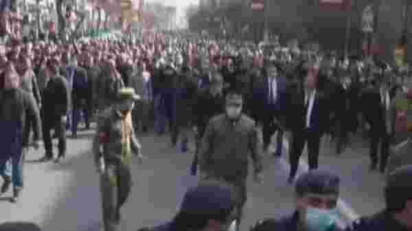 Son Dakika! Ermenistan Başbakanı Paşinyan, Erivan sokaklarında destekçileriyle bir araya geldi