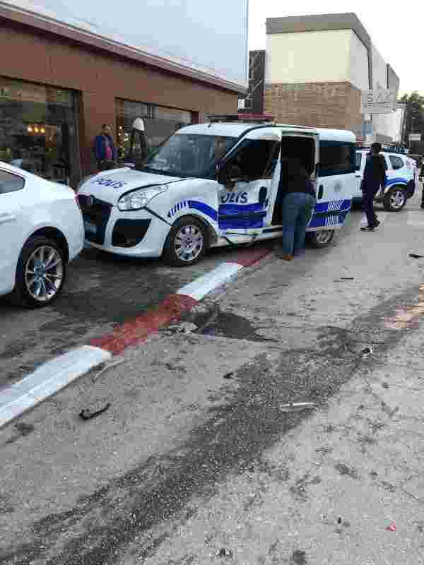 Son dakika haber | POLİS OTOSU İLE OTOMOBİLİN ÇARPIŞTIĞI KAZA KAMERADA; 2'Sİ POLİS 3 YARALI