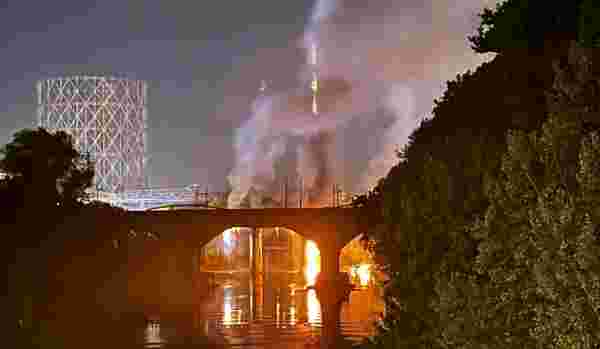 Son dakika haberi! Roma'daki tarihi köprü yangında hasar gördü