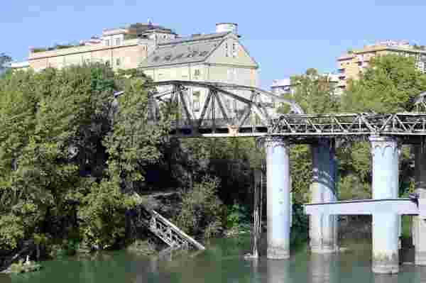 Son dakika haberi! Roma'daki tarihi köprü yangında hasar gördü