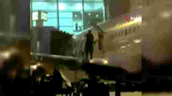 Son dakika haberi! Terminale yaklaşan uçağın kanadına çıkan yolcuya gözaltı
