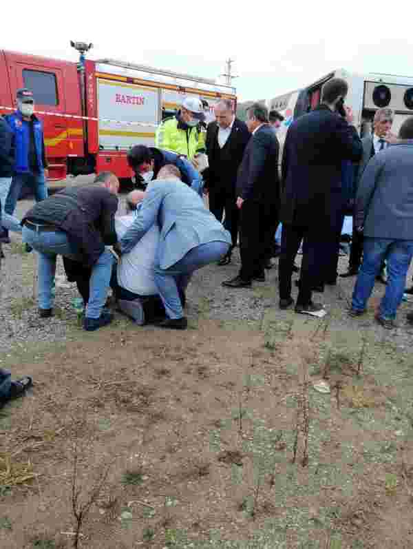 Son dakika haberleri: MHP kafilesini taşıyan midibüsün devrilme anı kamerada