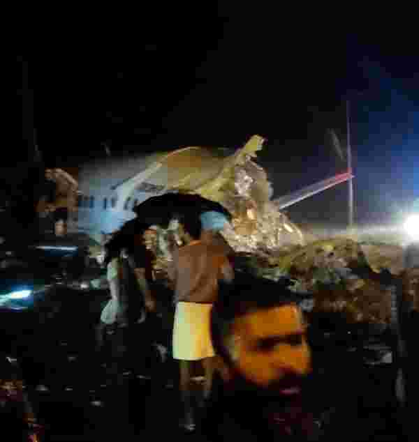 Son Dakika: Hindistan Havayolları'na ait 191 yolculu uçak iniş sırasında düştü