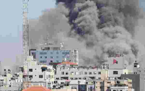 Son dakika! İsrail'in Gazze'deki medya binasını vurma anı kameralara saniye saniye yansıdı
