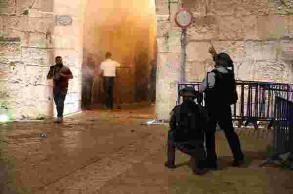Son Dakika: İsrail polisinden Şam Kapısı'nda toplanan Filistinlilere ses bombalarıyla müdahale: 53 yaralı