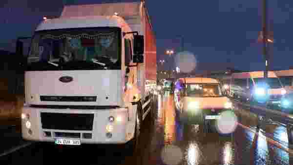 Son dakika! İstanbul'da D100 Karayolu'nda art arda trafik kazaları: 2 yaralı