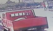 Son dakika haberleri! Antalya'da feci kaza kamerada: Baba oğul araç içinde sıkıştı