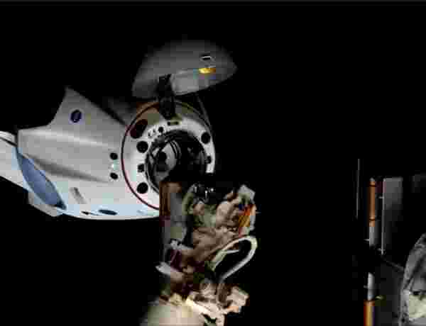 Son Dakika: SpaceX'in uzaya fırlattığı Crew Dragon kapsülü Uluslararası Uzay İstasyonu'na bağlandı