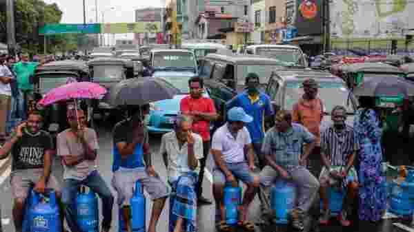 Sri Lanka Başbakanı Wickremesinghe: Yalnızca bir günlük petrol stoğumuz kaldı